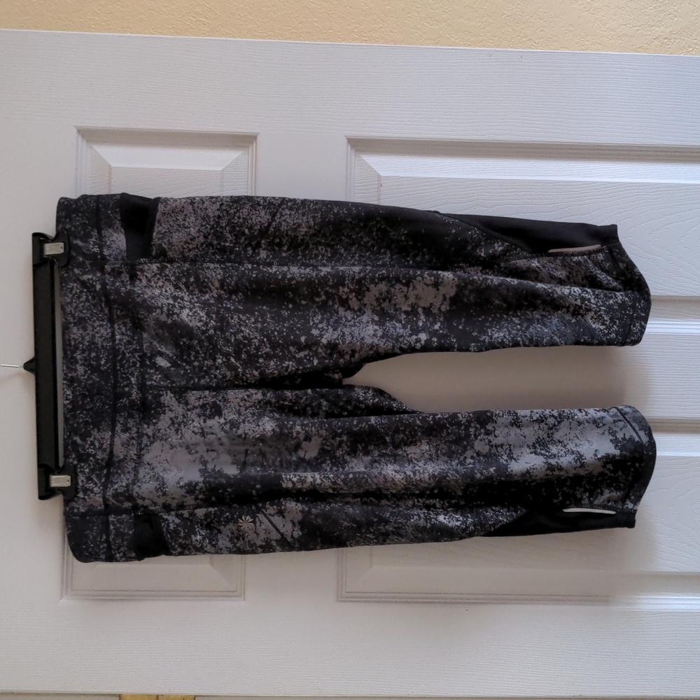 Athleta Spatter pattern Be Free capris